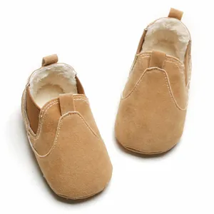 Vue détaillée de chaussures de marche pour bébé avec doublure en fausse fourrure