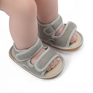Detailansicht von atmungsaktiven Mesh-Babysandalen mit rutschfesten Gummisohlen für den Sommer