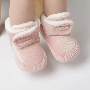 Nahaufnahme von rosa Cord-Babyschuhen mit weichem weißem Fleecefutter und Klettverschluss