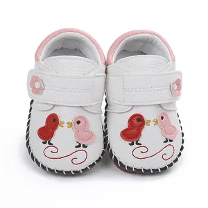 Zapatos de bebé blancos cosidos a mano con bordado de pájaros y correas de flores