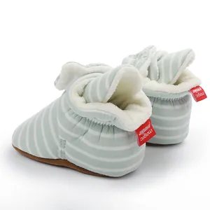 Vue détaillée de l'arrière de chaussons bébé rayés verts avec doublure polaire