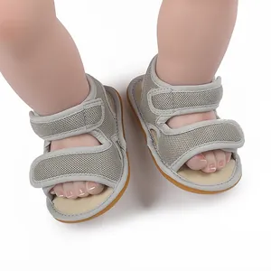 Nahaufnahme grauer Mesh-Babysandalen mit rutschfester Gummisohle an Mannequin-Füßen