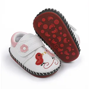 Zapatos blancos de bebé para caminar con suela de goma antideslizante y pajaritos rojos