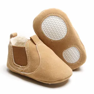 Détail de chaussures de marche bébé chaudes avec semelles souples antidérapantes