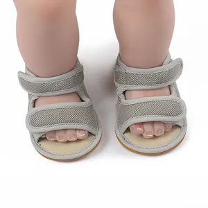 Detailaufnahme von grauen, atmungsaktiven Baby-Sandalen mit rutschfester Gummisohle