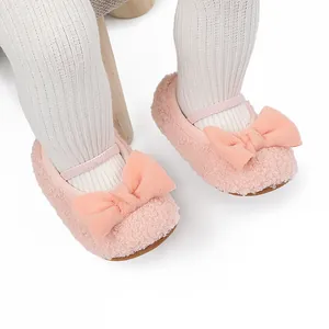 Zapatos de bebé de felpa rosa con lazos y leggings blancos de canalé