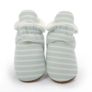 Vue détaillée de bottines d'hiver pour bébé à rayures vert menthe avec doublure polaire