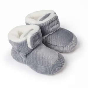 Detailansicht grauer Baby-Boots aus Cord mit weichem Fleecefutter und Klettverschluss.