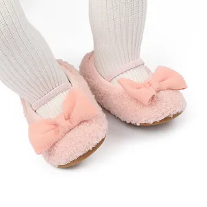 Primer plano detallado de zapatos de bebé de felpa rosa con un lindo lazo decorativo