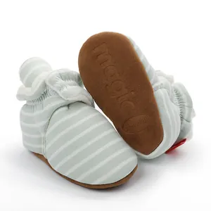 Vue détaillée bottines d'hiver bébé rayées avec semelle magique antidérapante