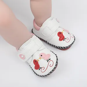 Zapatos de bebé blancos con bordado de pajaritos y suelas de goma antideslizantes