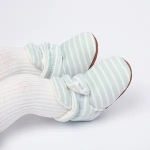 Détail de bottes d'hiver rayées pour bébé avec doublure en peluche douce et semelles