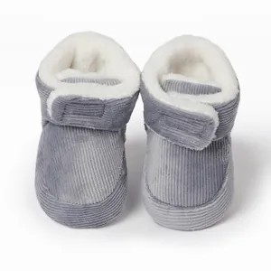 Detailansicht grauer Cord-Babyschuhe mit warmem weißem Fleecefutter und Klettverschluss