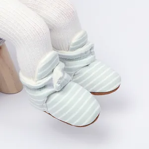 Gros plan de bottines d'hiver à rayures pour bébé avec doublure polaire