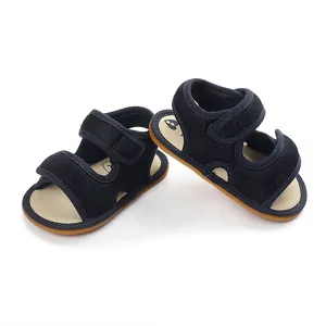 Detailansicht der dunkelblauen Baby-Lauflern-Sandalen mit Netzstoff und Gummisohle.