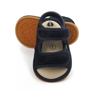 Detailansicht der dunkelblauen Baby-Lauflernschuhe mit rutschfester Gummisohle
