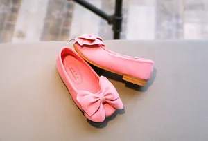 Detailansicht von rosa Wildleder-Ballerinas für Mädchen mit großen dekorativen Schleifen.