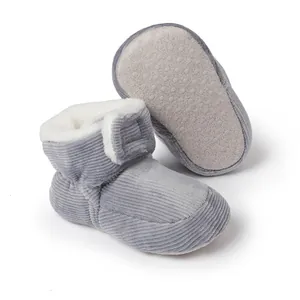 Detailansicht grauer Baby-Lauflernschuhe aus Cord mit rutschfester Sohle und Fleecefutter