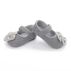 Zapatos de paseo para bebé niña a rayas grises con flor de cuadros y botón de madera.