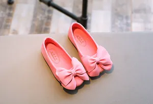 Charmante rosa Mädchen-Wildleder-Ballerinas mit einer großen dekorativen Schleife