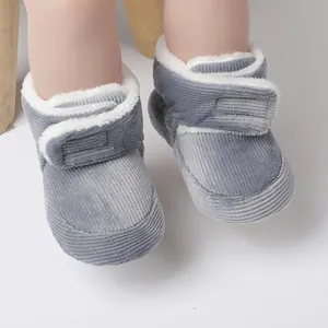 Detailansicht weiche Baby-Stiefel aus Cord mit Plüschfutter und Klettverschluss