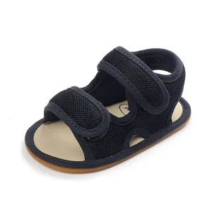 Nahaufnahme einer dunkelblauen Mesh-Babysandale mit Klettverschluss und rutschfester Sohle