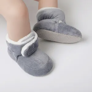 Detailansicht grauer Cord-Babyschuhe mit warmem weißem Kunstfellfutter und Klettverschluss