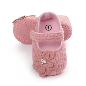 Dettaglio scarpe da principessa rosa per neonata con fiore 3D e suola morbida antiscivolo