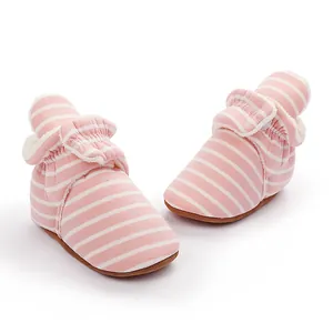 Chaussons d'hiver pour bébé à rayures roses et blanches avec doublure douce en fausse fourrure