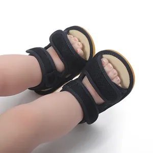 Detailansicht von Baby-Laufsandalen mit atmungsaktivem Mesh und verstellbaren Trägern.