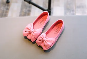 Hochwertige Detailansicht von rosa Samt-Ballerinas für Mädchen mit einer großen Zierschleife