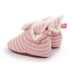 Vue détaillée de bottines d'hiver rayées roses pour bébé avec doublure en polaire