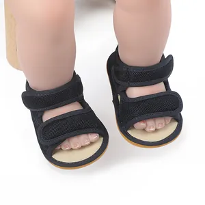 Detail von schwarzen Baby-Sandalen aus Mesh mit zwei Klettverschlüssen und Gummisohle.