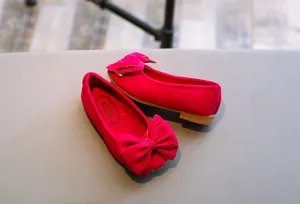 Nahaufnahme der pinkfarbenen Ballerinas für Mädchen aus Wildlederimitat mit Schleifen