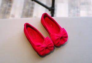 Detailansicht der pinkfarbenen Samt-Prinzessinnenschuhe für Mädchen mit Schleifen