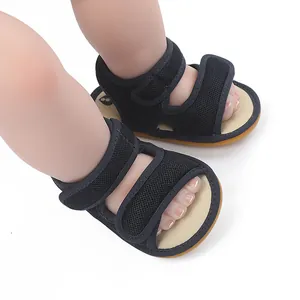 Detailansicht atmungsaktiver schwarzer Baby-Sandalen aus Netzstoff mit rutschfester Sohle
