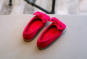Detailansicht von magentafarbenen Samt-Ballerinas für Mädchen mit großen Schleifen