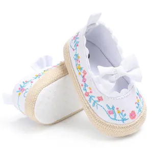 Detail van bloemenborduurwerk en zachte zool op prinsessenschoenen voor baby's