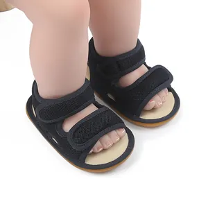 Detailansicht der schwarzen Baby-Lauflernschuhe aus Mesh mit rutschfester Gummisohle