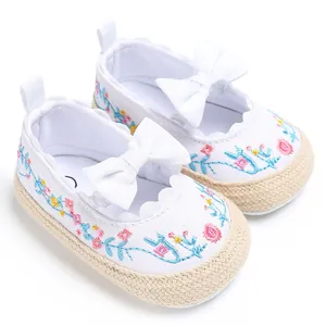 Detailweergave van zachte loopschoenen voor baby meisjes met borduurwerk en strik