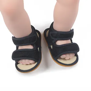 Detailansicht der schwarzen Baby-Sandalen mit Klettverschluss und rutschfester Gummisohle.