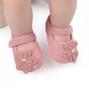 Dettaglio in primo piano di scarpine da principessa in maglia rosa con suola morbida