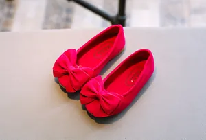 Detailansicht pinkfarbene Samt-Prinzessin-Schuhe für Mädchen mit großer Schleife