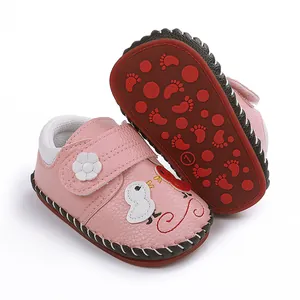 Vista detallada de los zapatos de bebé rosa con suela de goma roja antideslizante