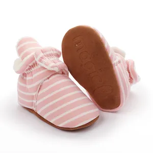 Vue détaillée des bottines d'hiver rayées roses pour bébé avec doublure en peluche douce