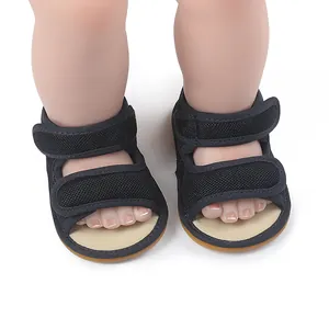 Detailansicht der schwarzen, atmungsaktiven Baby-Lauflernschuhe mit Klettverschlüssen.