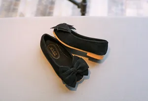 Detailansicht eleganter schwarzer Wildleder-Prinzessinnen-Flats für Mädchen mit Schleife.