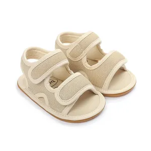 Nahaufnahme der beigen, atmungsaktiven Baby-Sandalen aus Mesh mit rutschfester Gummisohle