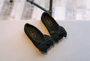 Detailansicht eleganter schwarzer Wildleder-Ballerinas für Mädchen mit großen Schleifen