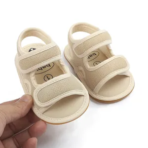 Nahaufnahme von beigen Baby-Sandalen aus Netzstoff mit Klettverschluss